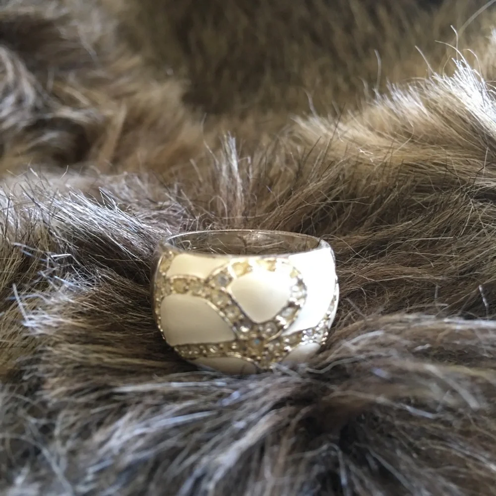Vintage 70s ladies enamel rhinestone dome ring